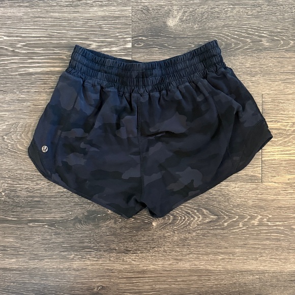 Lululemon hotty hot high rise 2.5 inseam size 4 black camo - Picture 2 of 2